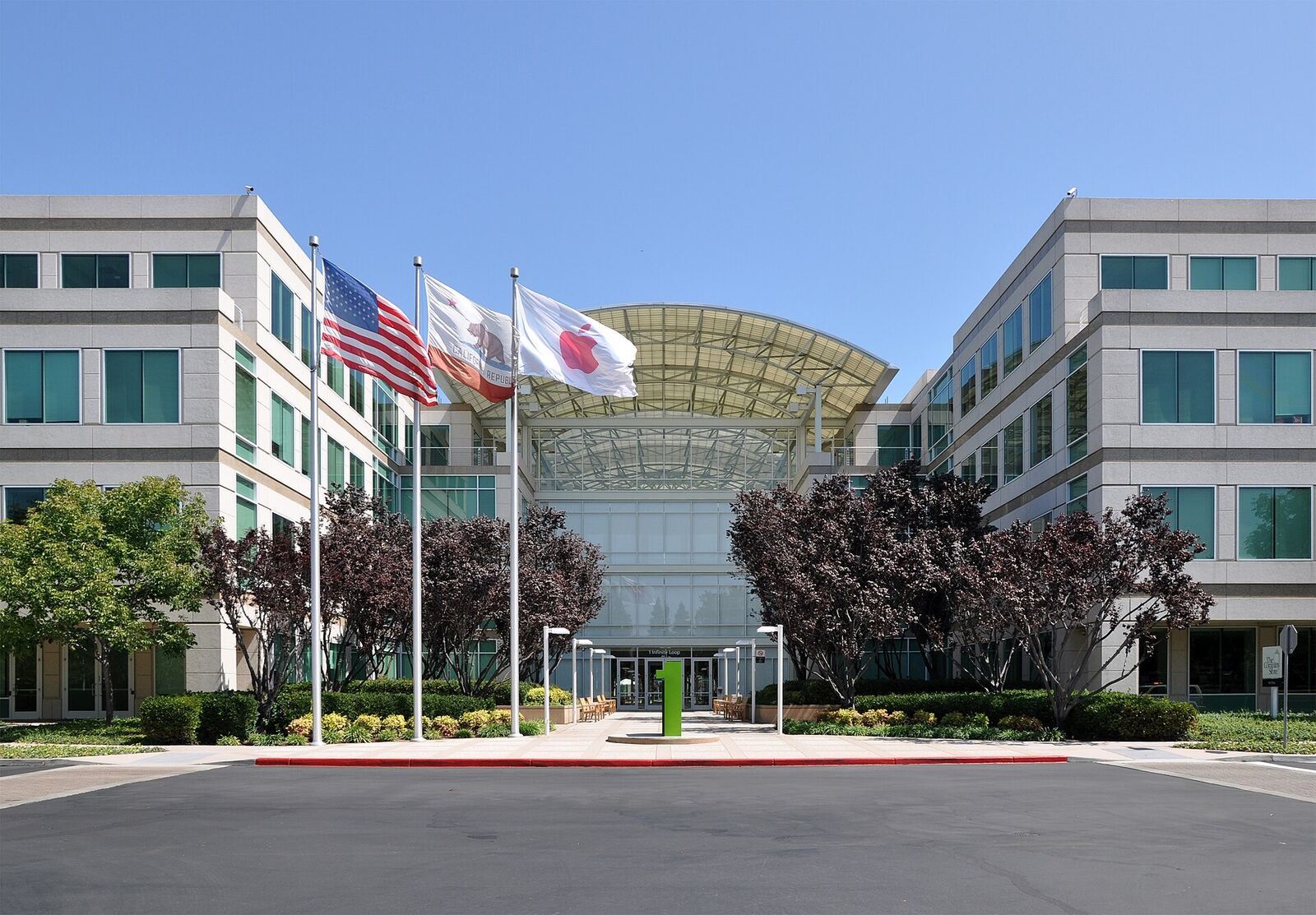 Apple 's headquarters at Infinite Loop in Cupertino, California, USA.